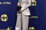 Eine, die sich gegen ein Kleid entschied und stattdessen in einem Metallic-Anzug einen Preis entgegennimmt, ist Jessica Chastain. Die Schauspielerin setzte sich mit ihrer Rolle als die exzentrische TV-Evangelistin Tammy Faye gegen Kolleginnen wie Lady Gaga und Nicole Kidman durch.