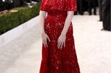 Einfarbige Dresses scheinen bei den Stars derzeit besonders beliebt zu sein: Auch Kirsten Dunst setzt auf eine Robe in Rot. Pailletten und ein Off-Shoulder-Schnitt machen das Kleid besonders glamourös. 