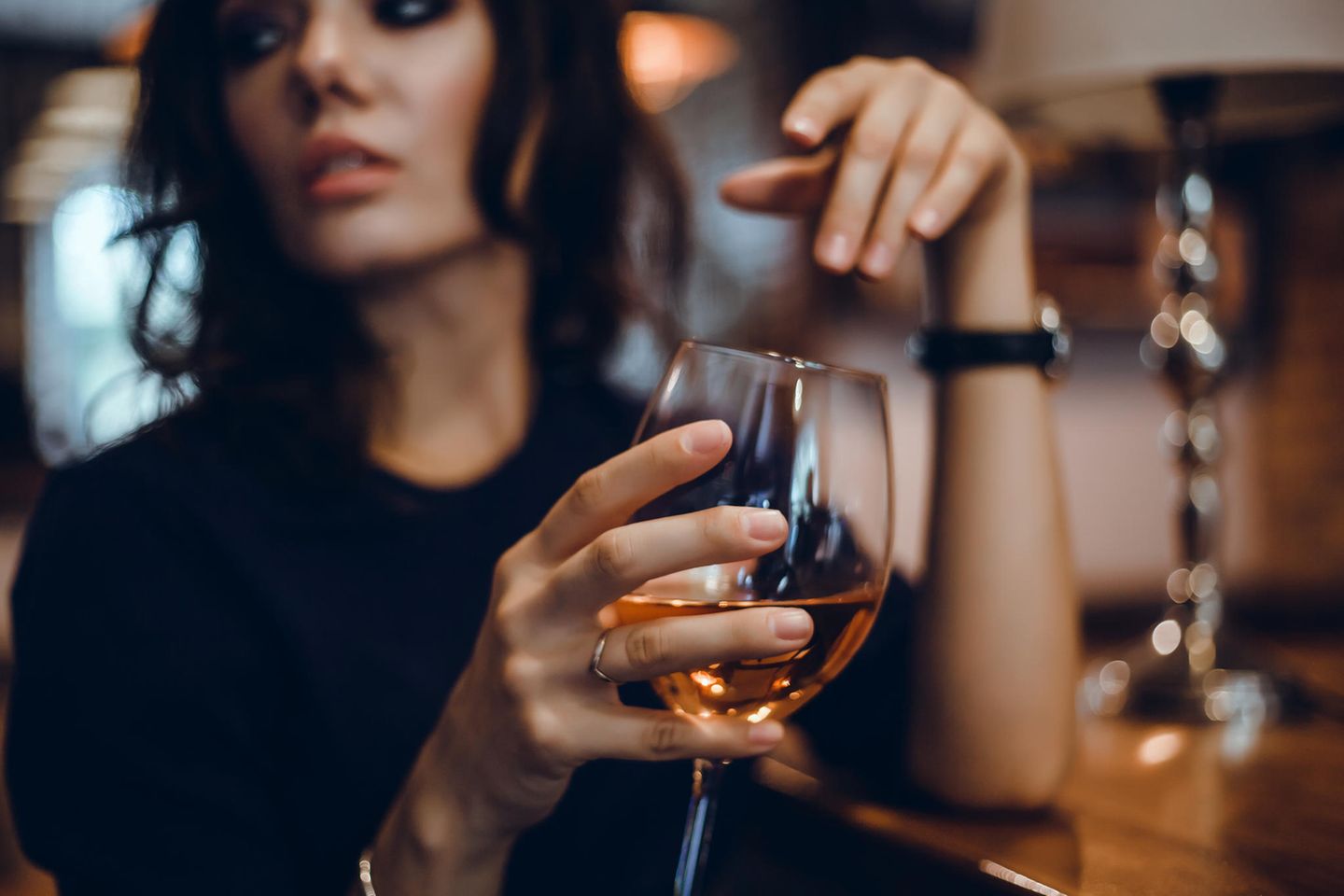 Brustkrebsrisiko: Frau trinkt Alkohol