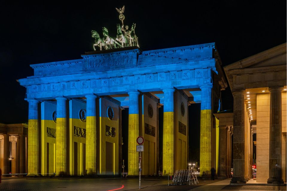 Berlin: Brandenburger Tor leuchtet in den Farben der Ukraine