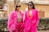 Bitte nicht mehr als drei Farben miteinander kombinieren?! Nicht in Mailand. Auf den Straßen der italienischen Modemetropole werden so viele Töne in Szene gesetzt, wie an einen Körper passen. Diese zwei Besucherinnen der Fashion Week setzen auf Pink, Grün, Orange und Blau.