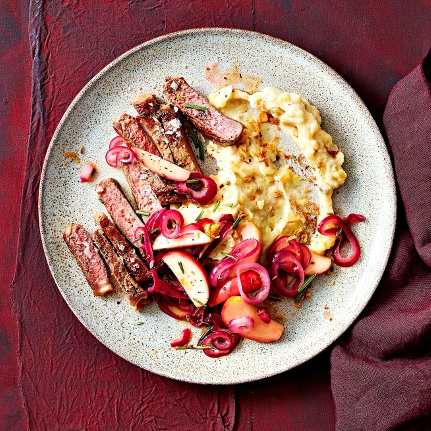 Rumpsteak mit Apfel und Zwiebel