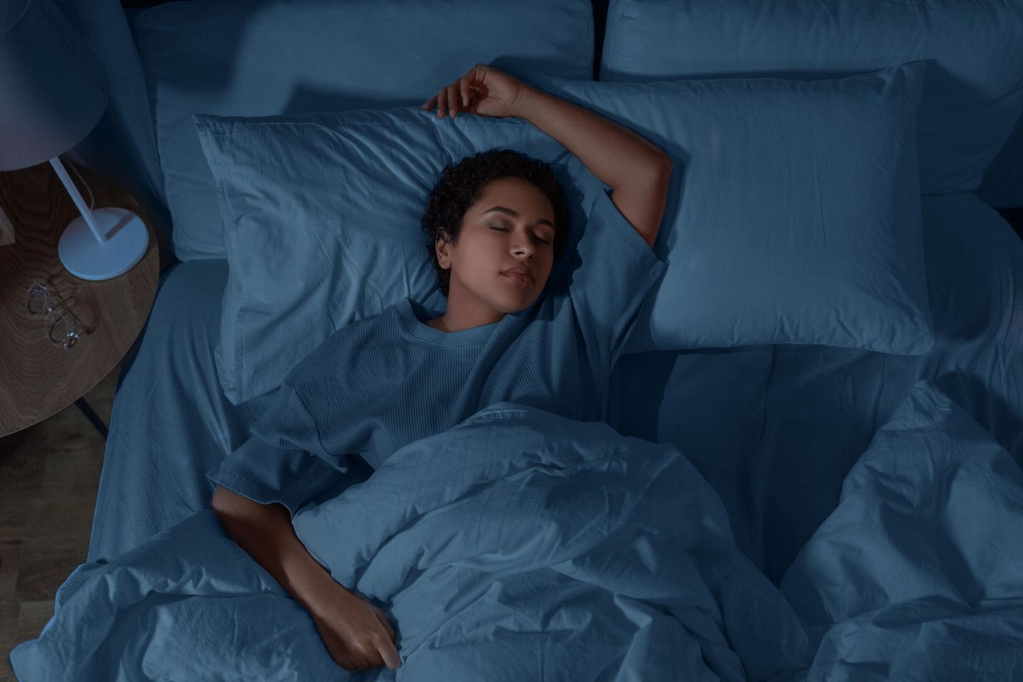 Schlaftipps: Frau im Bett am schlafen