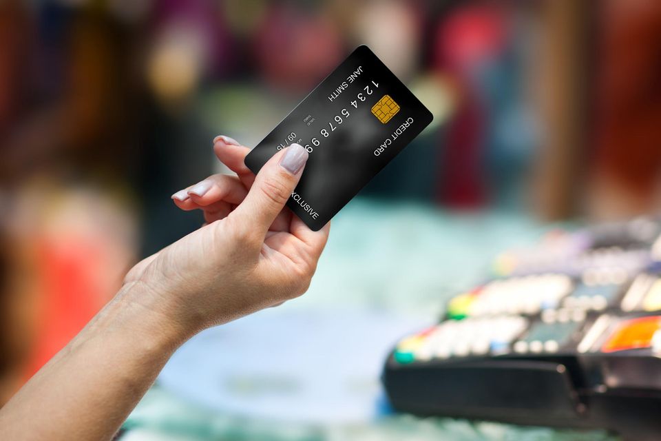 Silke Dolle: eine Frauenhand hält eine Kreditkarte
