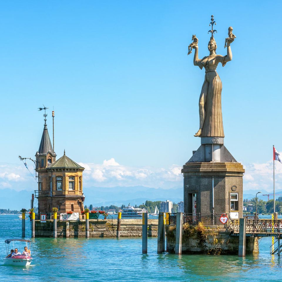 Konstanz am Bodensee: der Hafen von Konstanz mit blauem Himmel und türkisen Wasser
