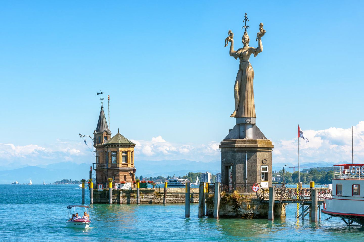 Konstanz am Bodensee: der Hafen von Konstanz mit blauem Himmel und türkisen Wasser