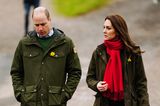 Im beinahe komplett identischen Outfit erscheinen Prinz William und Herzogin Catherine zu einem Termin im Rahmen ihres Wales-Besuchs. Sowohl Kate als auch ihr Mann setzen auf ihre dunkelgrüne Barbour-Jacke mit walisischem Nationalblumen-Anstecker sowie einer dunklen Jeans. Boots in Cognac komplettieren den Outdoor-Look. 