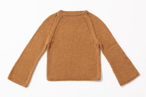 Pullover mit Trompetenärmeln stricken: brauner flauschiger Pullover mit Trompeetenärmeln