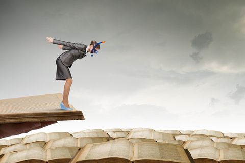 Buchtipps: Zeichnung von Frau, die in Büchermeer springt