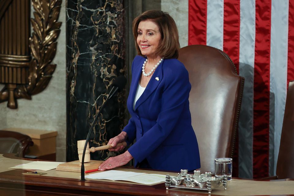 Kongresssprecherin Nancy Pelosi wählt für ihren Auftritt ein kräftiges Blau. 