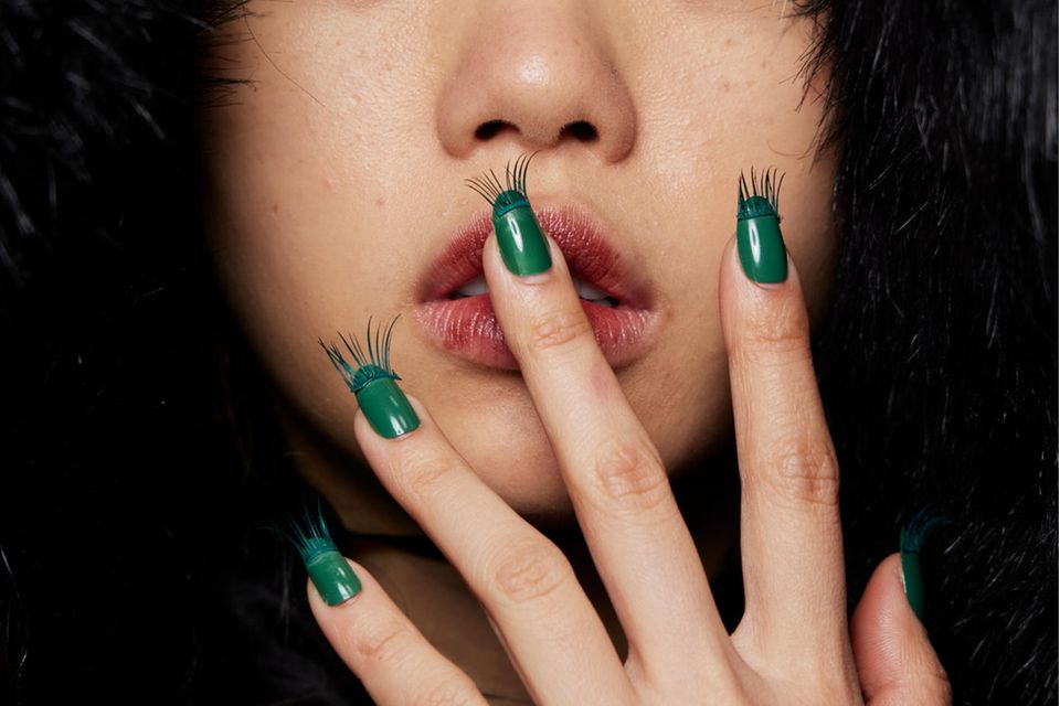 Bei der Modenschau von Yuhan Wang Herbst/Winter 2022 werden die Lash Nails präsentiert. 