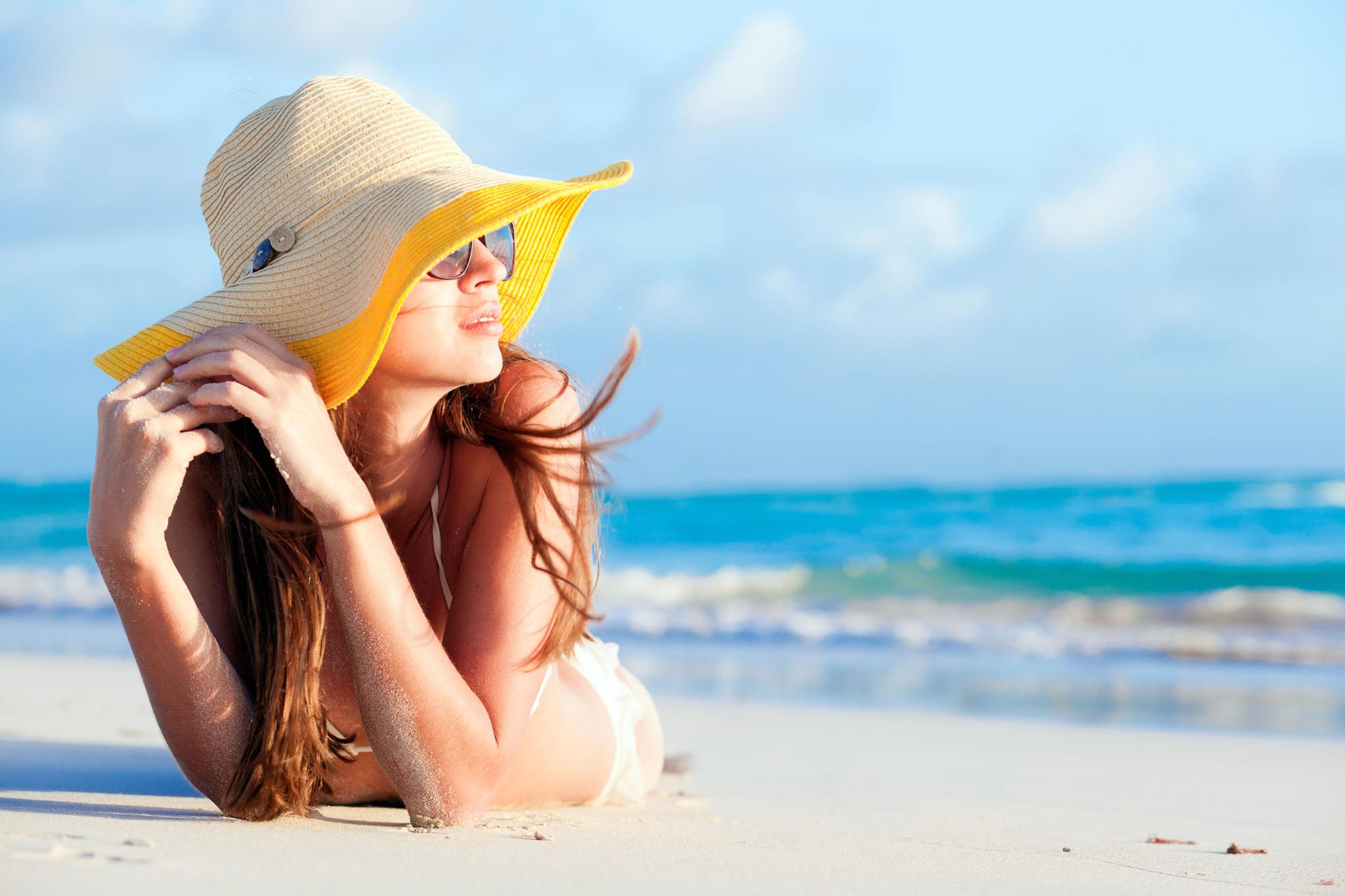 Шляпа на пляже. Девушка в шляпе на пляже. Загорелая девушка в шляпе. Шляпа для пляжа. Девушка в шляпке на пляже.