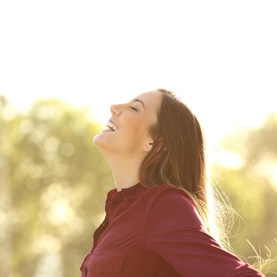 5 Kleinigkeiten im Alltag, die wahre Glücksbooster sind: Frau lacht