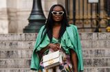 Die Streetstyles aus Paris während der Fashion Week sind immer eine gern gesehene Inspirationsquelle und beweisen uns, dass auffällige Prints total angesagt sind. Blumenmuster gehören jetzt auf weite Hosen und werden mit süßen Crop Tops kombiniert - wie hier in stylischem Grün. 