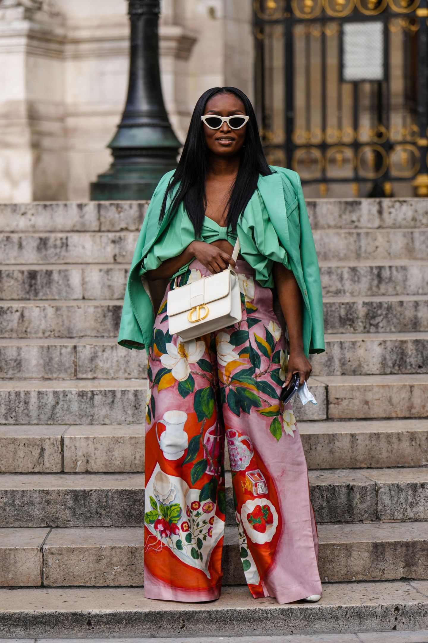 Die Streetstyles aus Paris während der Fashion Week sind immer eine gern gesehene Inspirationsquelle und beweisen uns, dass auffällige Prints total angesagt sind. Blumenmuster gehören jetzt auf weite Hosen und werden mit süßen Crop Tops kombiniert - wie hier in stylischem Grün. 