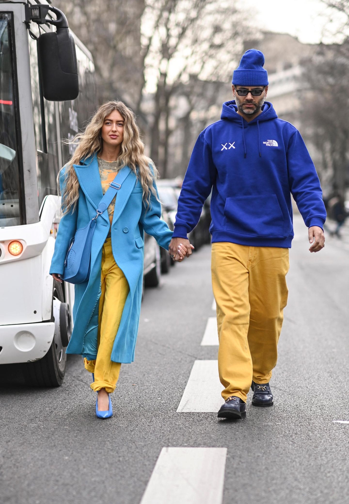 Die Pariser Fashion Week ist in vollem Gange und auch die politischen Schwierigkeiten bleiben ein wichtiges Thema. So präsentieren sich Emili Sindlev und ihr Partner Mads Emil in den Farben der ukrainischen Flagge. Damit zeigen sich die beiden solidarisch und setzen ein klares Statement mit ihrer Kleidung. 