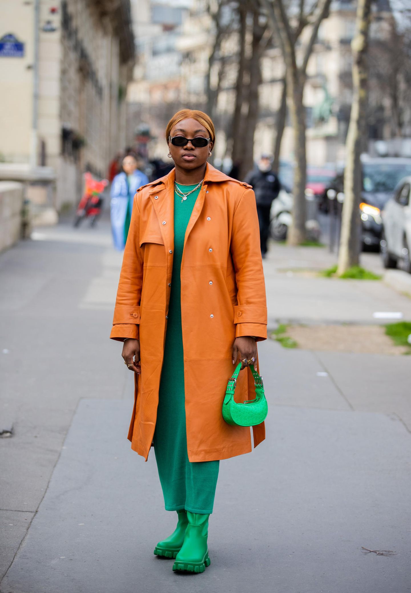 Fällt der Blick nach Paris, sind stylische und extravagante Looks nicht weit. Auch bei Farbkombinationen wird experimentiert und siehe da, Grün und Orange sind ein Perfect Match. Der orangene Ledermantel passt hervorragend zu dem grünen Komplett-Look der Fashion Week Besucherin. 