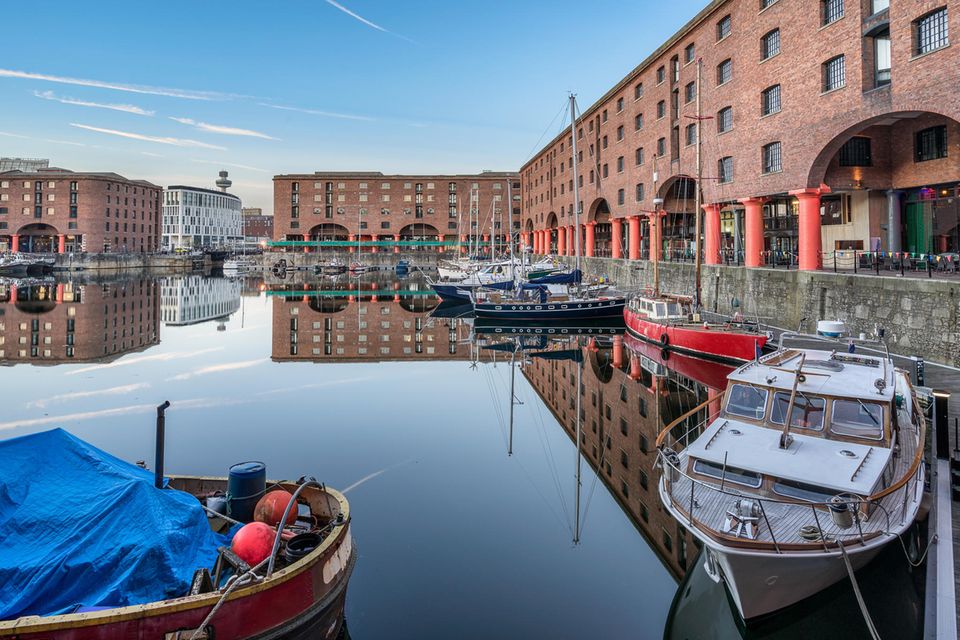Liverpool: die Marina des Albert Docks mit kleinen Boten und blauem Himmel