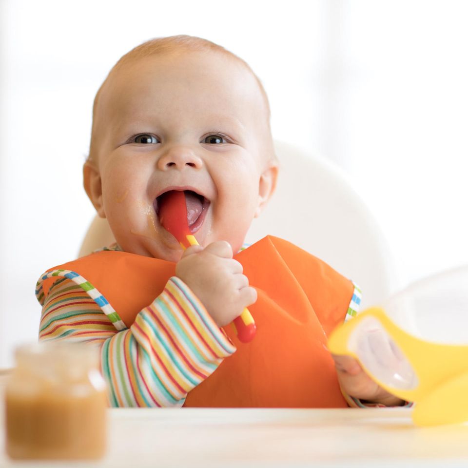 Team Rabeneltern: Baby isst Gläschen
