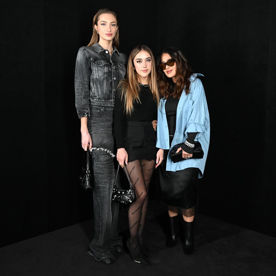 Salma Hayek stand jahrelang im Blitzlichtgewitter, jetzt scheinen ihre Stieftochter Mathilde Pinault und ihre Tochter Valentina Paloma Pinault ihr den Rang abzulaufen. Bei der Paris Fashion Week posieren sie zu dritt für die Fotografen – eine stylischer als die andere. 