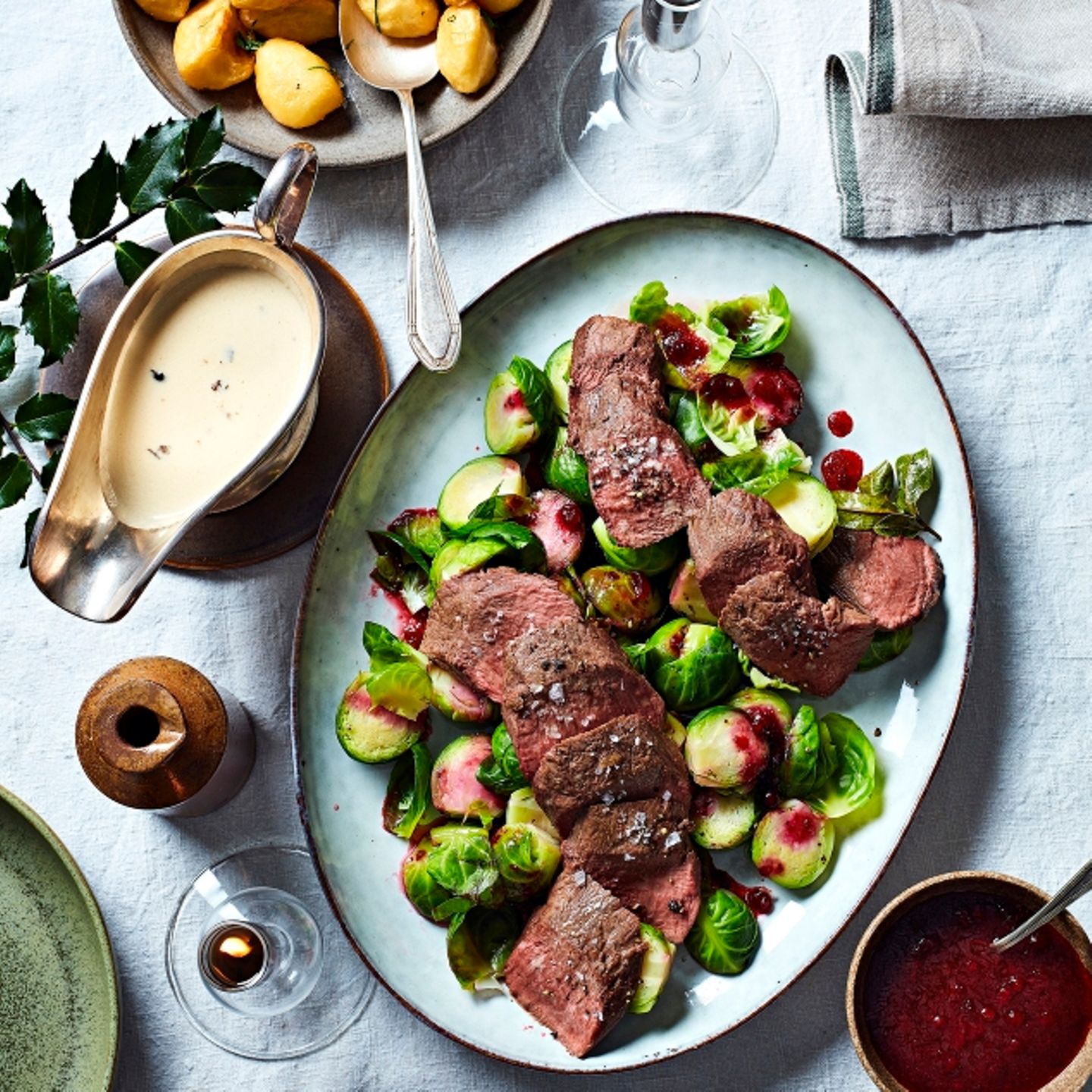Hirschrücken mit Krapfen und Rosenkohl-Salat