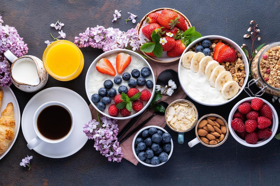 Großes Frühstück mit Müsli, Croissants, Obst, Kaffee: Warum du morgens viel essen solltest