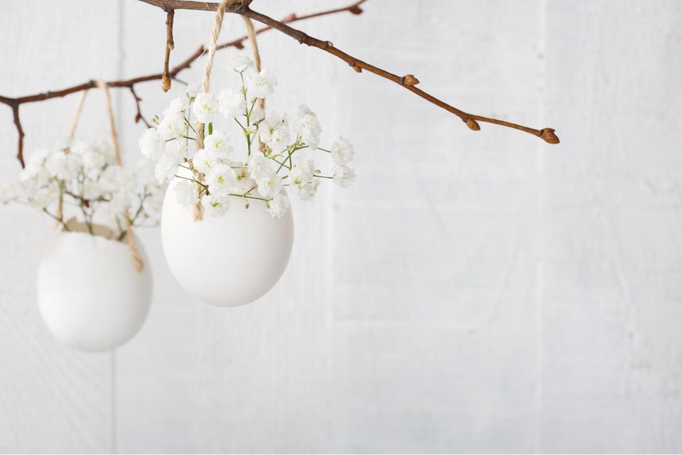 Osterdeko aus Naturmaterialien: Eier zum Aufhängen mit Blumen