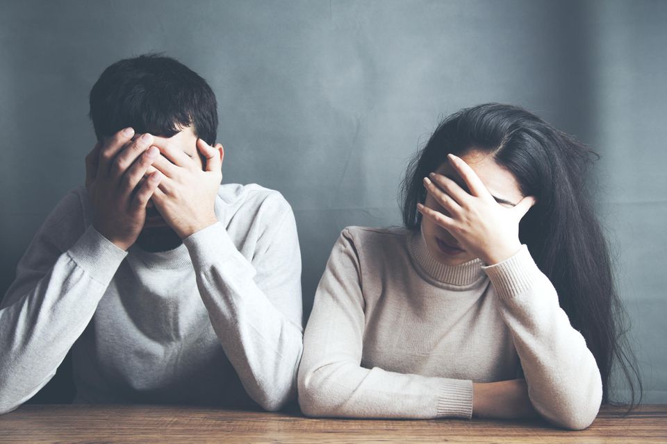 Paar streitet: Paartherapeutin warnt: Diese Sätze ruinieren deine Beziehung!