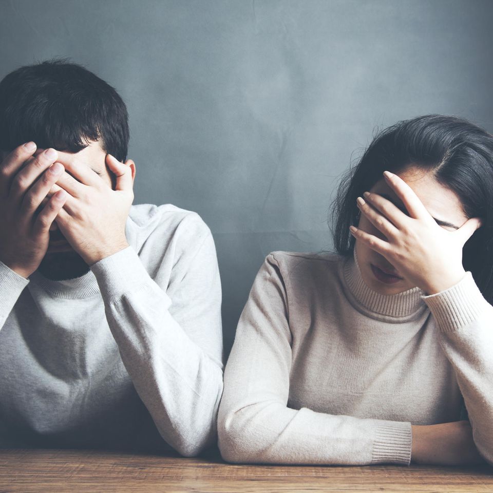 Paar streitet: Paartherapeutin warnt: Diese Sätze ruinieren deine Beziehung!