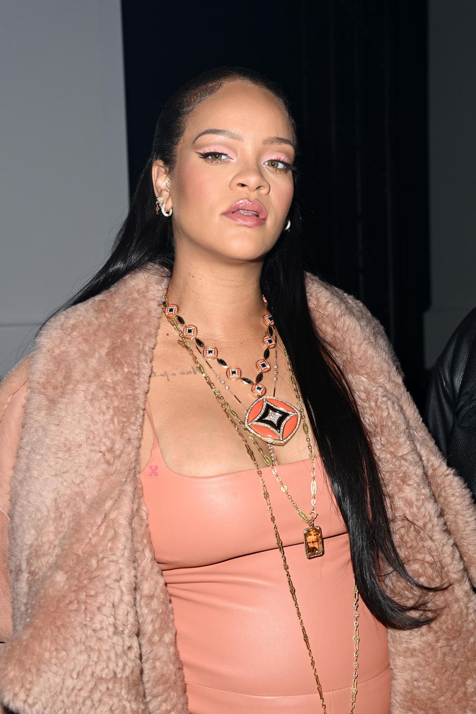 Rihanna mit monochromen Pfirsich-Make-up vor der Herbst/Winter Off-White-Show in Paris. 