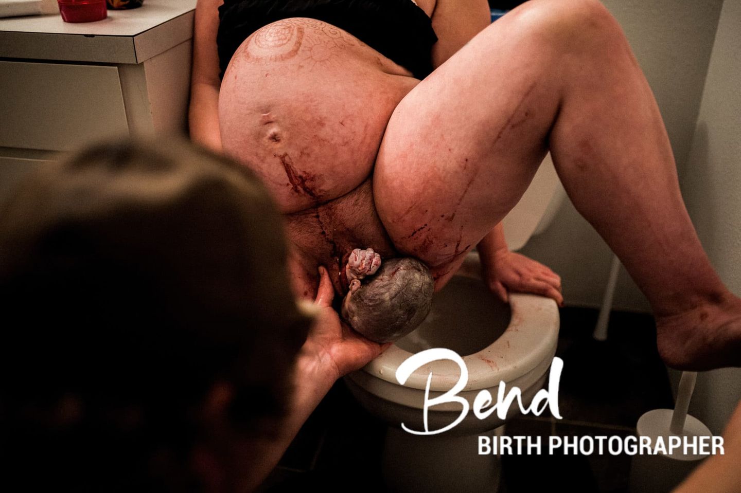 Geburtsfotos 2022: Bend Birth Photographer "Free Birth Superman"