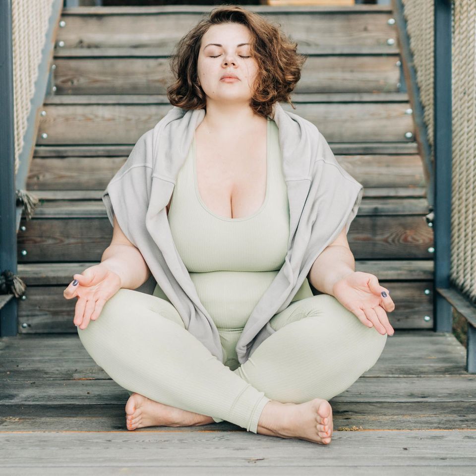 Frau meditiert in der Natur: 3 einfache Atemübungen gegen Angst und Panik