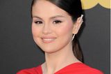 Sängerin Selena Gomez wählt für ihr Outfit bei den Critics' Choice Awards die Signalfarbe Rot. Bei ihrem Make-Up setzt sie jedoch auf den natürlichen Look. Mit einem extravaganten Ohrring in Pfeil-Form wird ihr Statement-Look perfekt abgerundet.