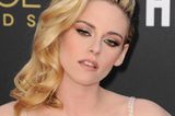 Mit Smokey-Eyes, nudefarbenen Lippenstift und Eyeliner bringt Schauspielerin Kristen Stewart 90's Vibes auf den roten Teppich der Critics's Coice Awards. Ihre elegantes Make-Up in Erdtönen passt perfekt zu ihren blonden Haaren und lässt ihre grünen Augen ganz besonders herausstechen.