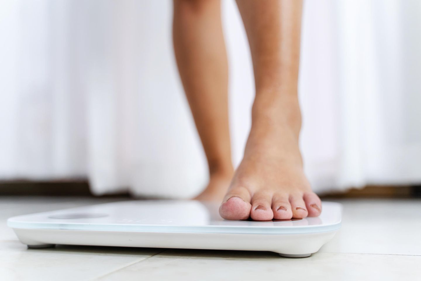 Gewichtsschwankungen: Frau steigt auf die Waage