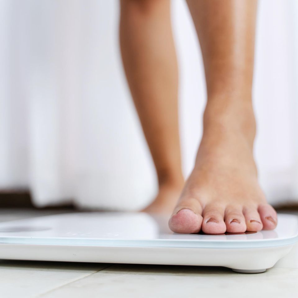 Gewichtsschwankungen: Frau steigt auf die Waage