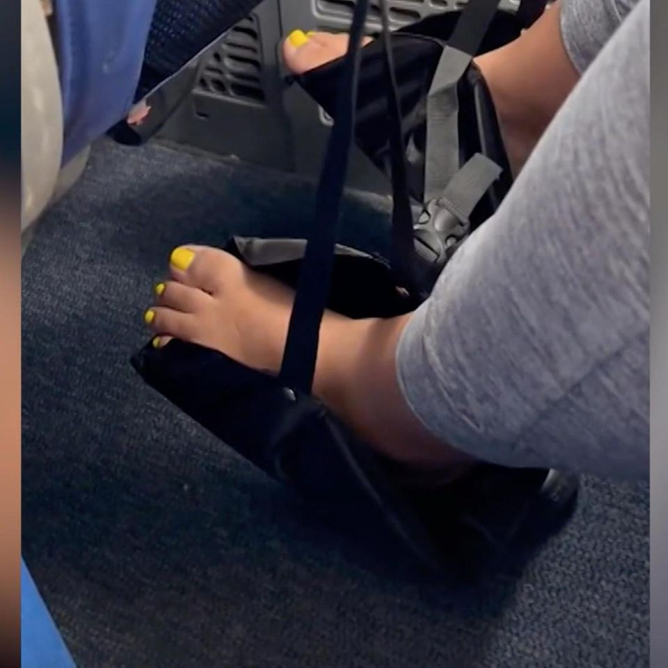Frau barfuß im Flugzeug