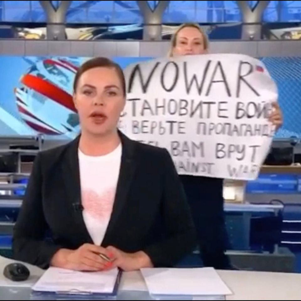 Die mutige Protestaktion von Marina Ovsyannikova während einer Livesendung mit Moderatorin Jekaterina Andrejewa.