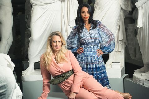 Sawsan Chebli: Sawsan und Barbara stehen in einem Kreis weißer Statuen