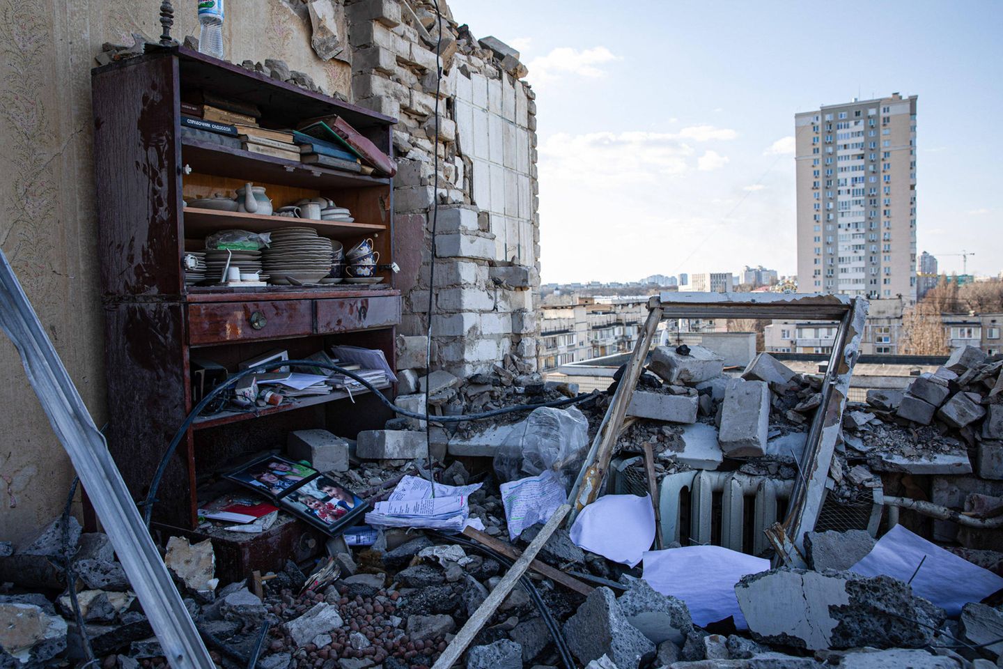 In Kiew sind bereits viele Häuser durch Bomben zerstört. 
