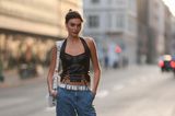 Model Celine Bethmann weiß, wie es während der Berlin Fashion Week in unserer Hauptstadt läuft. Die Gewinnerin von "Germany's Next Topmodel" aus dem Jahr 2017 kombiniert ein cooles Top aus Leder mit Schnürung und eine lässige Jeans. Ihr Gürtel, der auf ihre Handtasche abgestimmt ist, vollendet den Look.