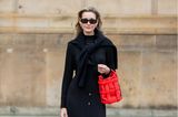 Dass es oft nur einen kleinen Farbklecks braucht, zeigt Influencerin Mandy Bork auf der diesjährigen Fashion Week in Berlin. Die rote Bucket-Bag von Ferragamo lässt ihr schlichtes Outfit zum Hingucker werden.