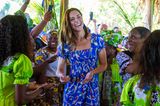 Ausgelassen tanzt Herzogin Catherine am zweiten Tag ihrer Karibik-Reise bei einem farbenfrohen Garifuna-Festival in Hopkins, Belize. Und dazu passen das florale Kleid von Tory Burch in leuchtendem Blau und die Wedges von Stuart Weitzman einfach perfekt. Auch wenn sie damit etwas im Sand versinkt.