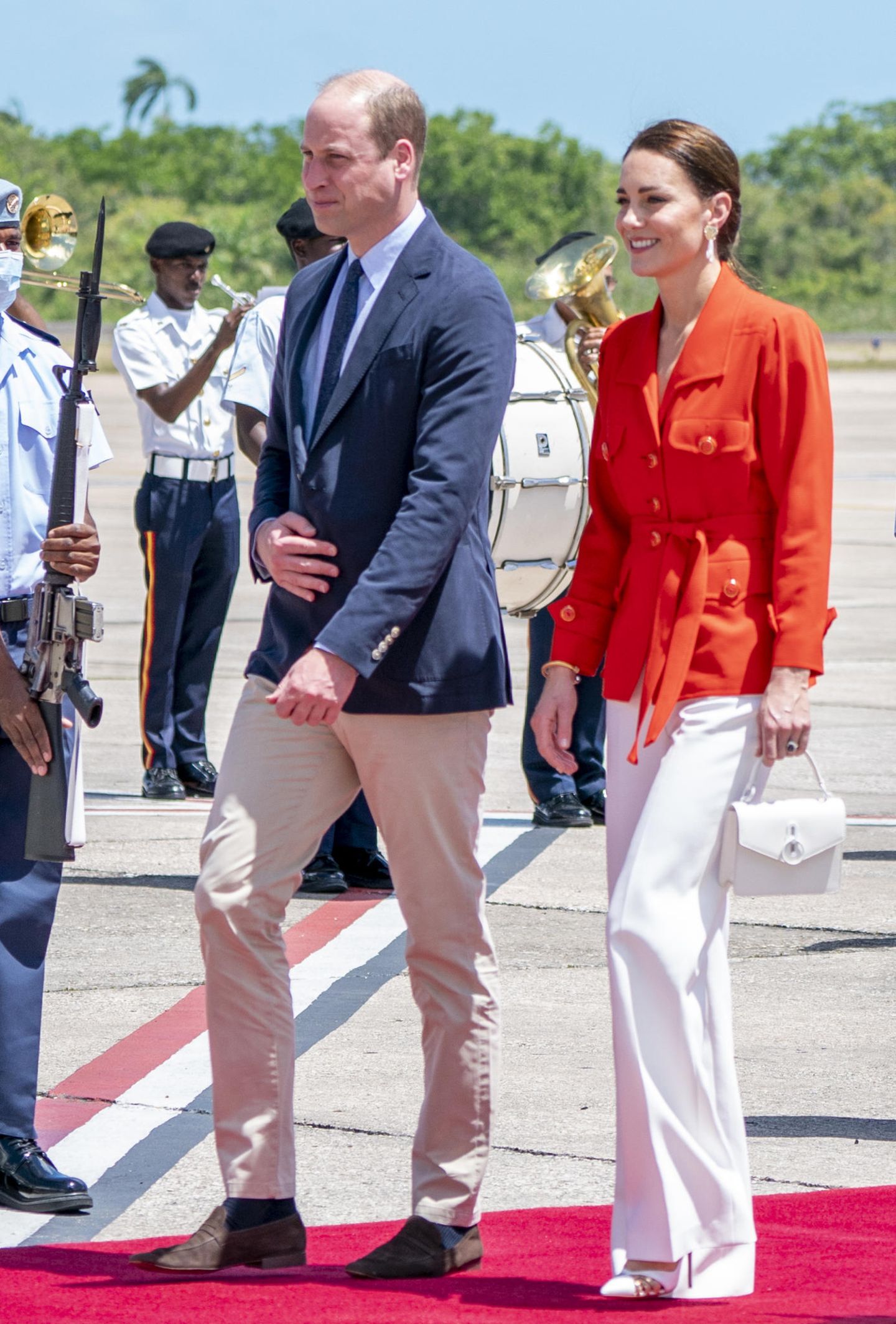 Diesen roten Blazer von Saint Laurent legte sich Herzogin Catherine bereits zu ihren Studienzeiten zu. Wie zeitlos das Kleidungsstück ist, zeigt die 40-Jährige bei ihrer Abreise in Belize. In Kombination mit einer weißen Hose, einer Tasche von Mulberry und Pumps von Aquazzura beweist die Herzogin mal wieder ein modisches Händchen.