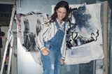 Jeans-Trend 2022: Latzhose mit Sneakers