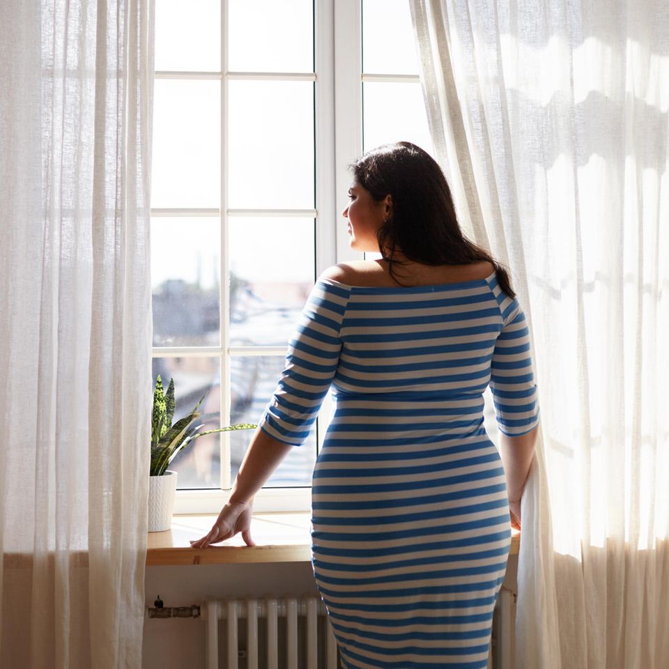 Frau am Fenster: Diese einfachen Selfcare-Strategien kosten nichts und bringen viel