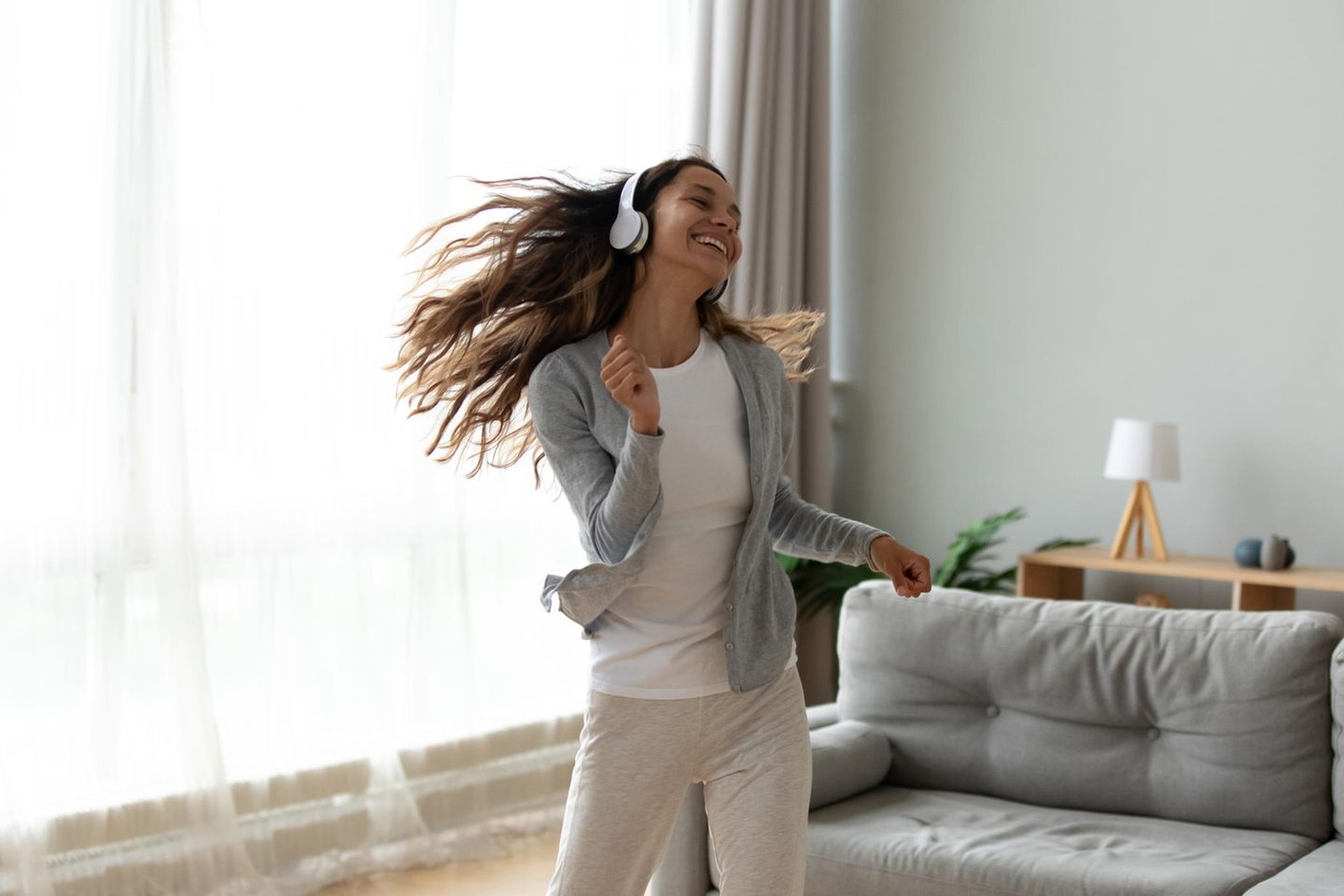 Gewohnheiten: Frau tanzt durchs Zimmer