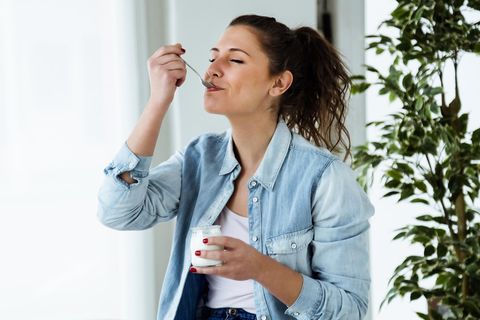 Abnehmen: Frau isst Joghurt