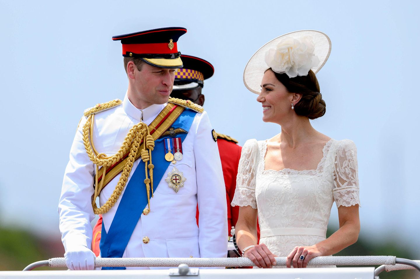 Nicht nur Kate erinnert in ihrem Spitzenkleid mit passendem floralen Hut von Philip Treacy und elegantem Perlenschmuck an eine Braut, auch Prinz William ist in weißer Militäruniform schön anzusehen.