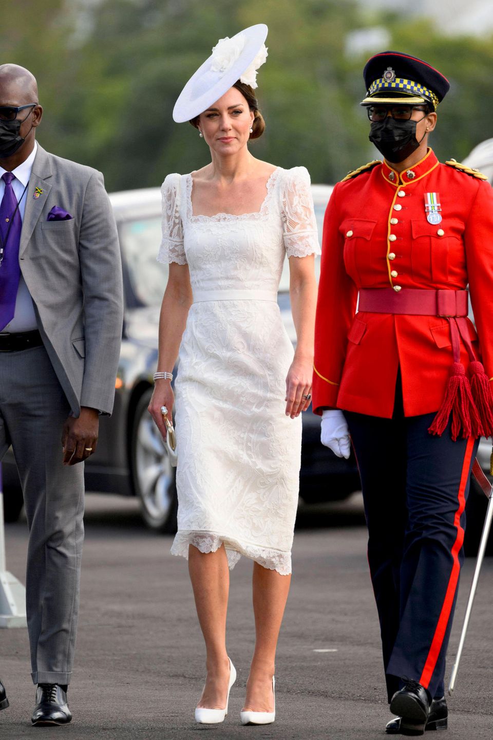 Richtig romantisch ist Catherines Spitzen-Look für die Militärparade in Kingston am sechsten Tag ihrer royalen Karibik-Reise. Das Kleid ist eine Sonderanfertigung des Labels Alexander McQueen